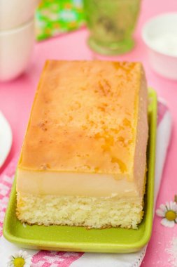 Sihirli Hindistan cevizi custard katlı pastayı karamel tepesi ile