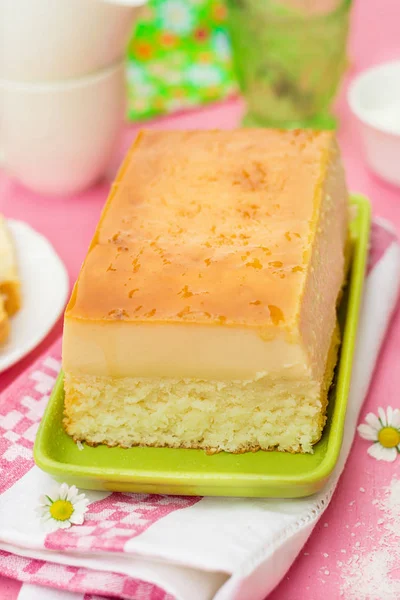 Torta magica al cocco e crema pasticcera con guarnizione al caramello — Foto Stock