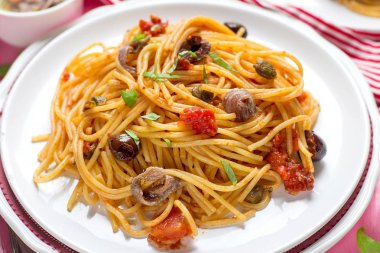 Domates, zeytin, Kapari ve hamsi spagetti alla ile makarna