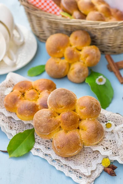 Zoete pompoen rolt broodjes met kaneel en specerijen "Bloemen" — Stockfoto