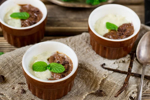 Choklad och vanilj vaniljsås grädde dessert Vla serveras med mint — Stockfoto