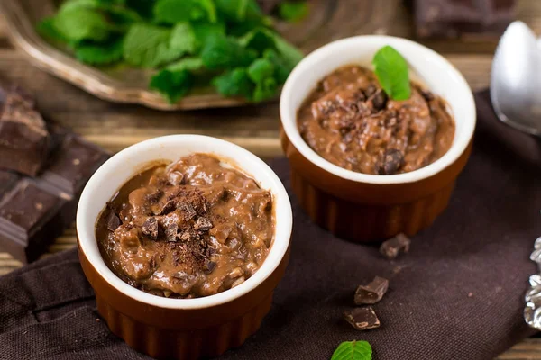 Choklad vaniljsås grädde dessert Vla serveras med myntablad — Stockfoto