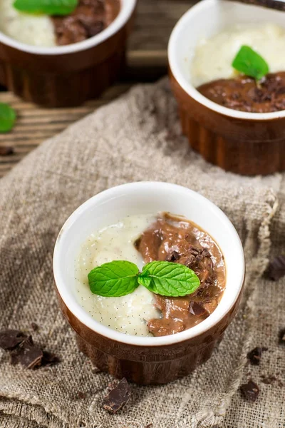 Choklad och vanilj vaniljsås grädde dessert Vla serveras med mint — Stockfoto