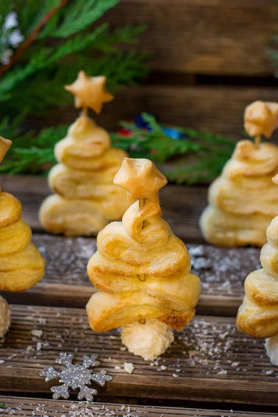 Листкове тісто різдвяні ялинки з цукром і корицею — стокове фото