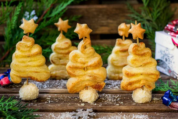 Листкове тісто різдвяні ялинки з цукром і корицею — стокове фото