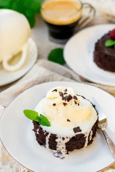 Pastel de chocolate fundido fondant con helado de vainilla para el postre —  Fotos de Stock