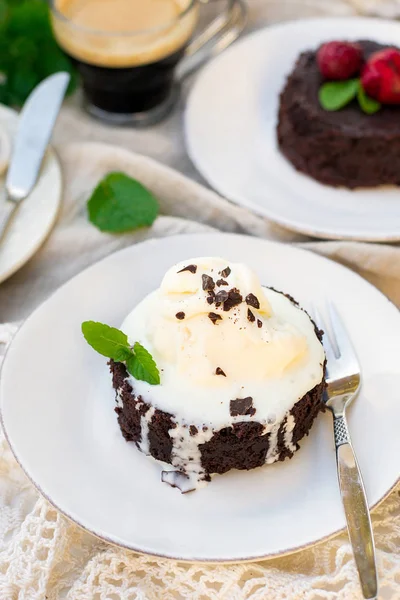 Pastel de chocolate fundido fondant con helado de vainilla para el postre — Foto de Stock