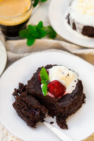 Fondant bolo de chocolate fundido com sorvete de baunilha para sobremesa — Fotografia de Stock
