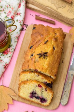 Tatlı meyveli kek çay için dondurulmuş çilek ile