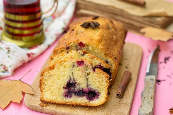 Sweet fruit cake with frozen berries for tea — Stock Photo, Image