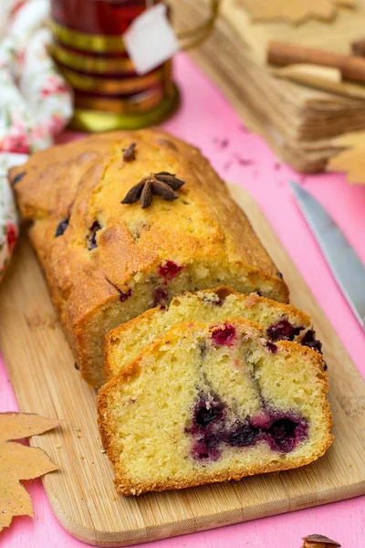 Édes gyümölcs torta fagyasztott bogyók, tea — Stock Fotó