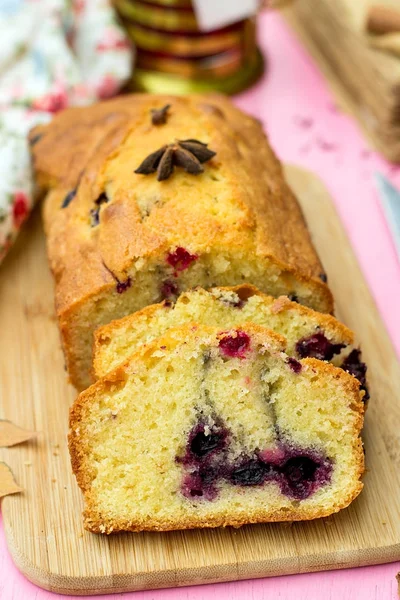 Édes gyümölcs torta fagyasztott bogyók, tea — Stock Fotó