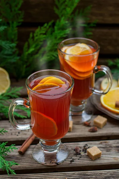 Heißer Früchtetee mit Orange, Apfel, Zitrone, Rosinen und Gewürzen — Stockfoto