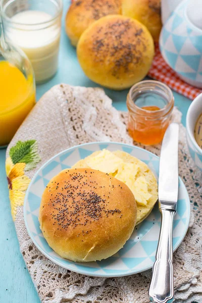 早餐用罂粟籽和黄油面包卷 — 图库照片
