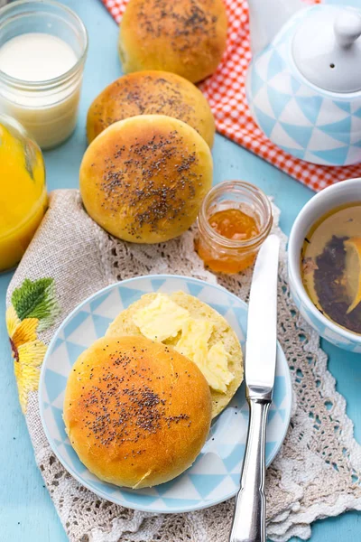 Bullar rullar med vallmofrön med smör till frukost — Stockfoto