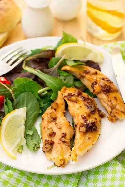 Healthy chicken breasts in honey and soy glaze with garlic — Stock Photo, Image