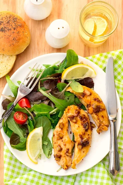 Healthy chicken breasts in honey and soy glaze with garlic — Stock Photo, Image