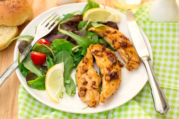 Healthy chicken breasts in honey and soy glaze with garlic — Stock Photo, Image