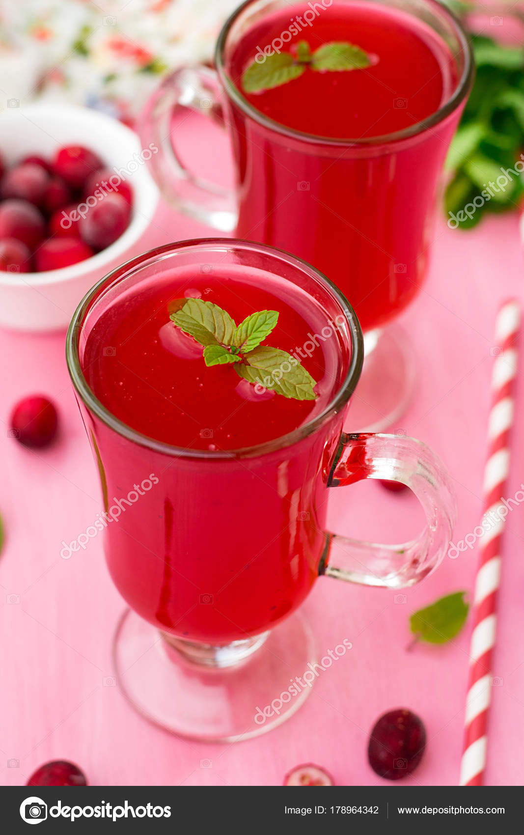 Russian traditional drink kissel with cranberries and mint — Stock ...
