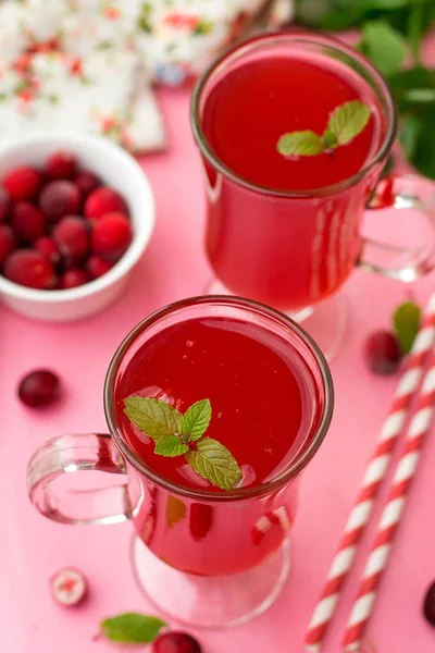 Ρωσικό παραδοσιακό ποτό kissel με cranberries και δυόσμο — Φωτογραφία Αρχείου