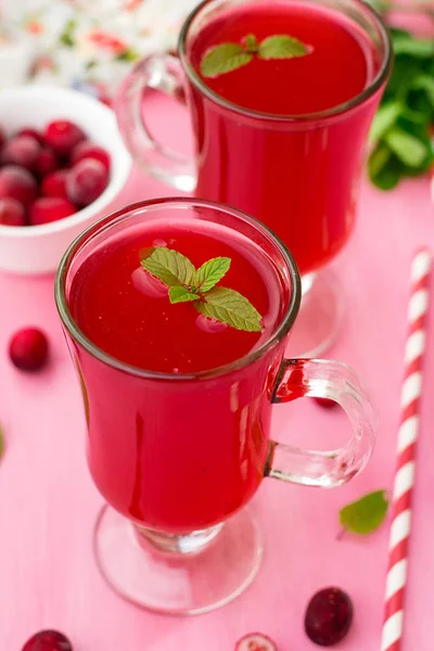 Ρωσικό παραδοσιακό ποτό kissel με cranberries και δυόσμο — Φωτογραφία Αρχείου