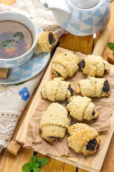 Kruvasan haşhaş tohumu ve t ile tatlı shortcrust böreği rulo