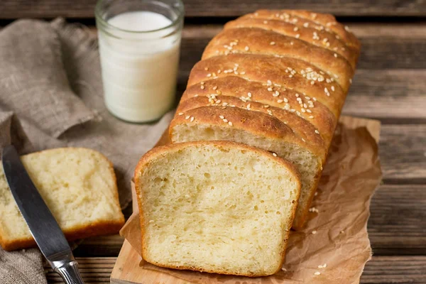 Domácí vyžádanou od sebe chléb se sezamem — Stock fotografie