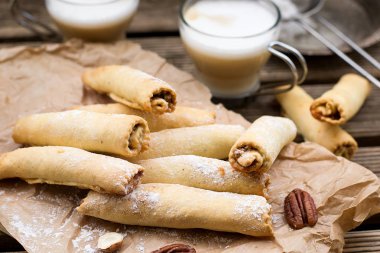 Ceviz, fındık ve p ile tatlı tatar kurabiye bisküvi rulo