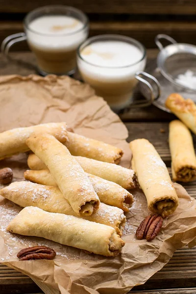 Cookies sušenky sladké tatarština rohlíky s ořechy, lískové ořechy a p — Stock fotografie