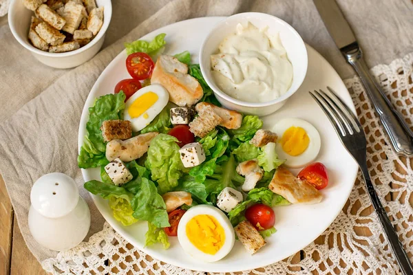 Caesar salad with lettuce, grilled chicken and vegetables — Stock Photo, Image