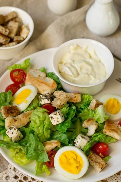 Caesar salad with lettuce, grilled chicken and vegetables — Stock Photo, Image