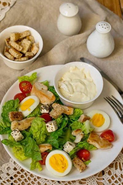 Caesar salad with lettuce, grilled chicken and vegetables — Stock Photo, Image