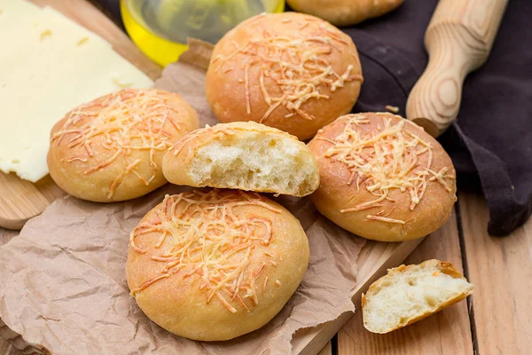 Bollos de pan pequeños con queso —  Fotos de Stock