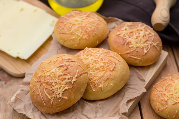 Bollos de pan pequeños con queso —  Fotos de Stock