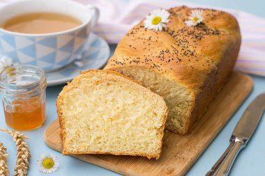 Örgülü beyaz ekmek börek challah haşhaş tohumu ile