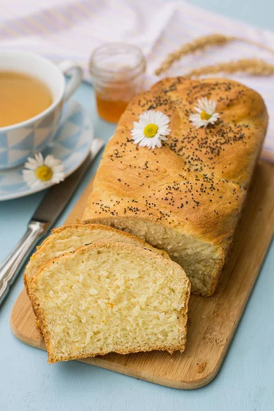 Brioche de pão branco trançado chalá com sementes de papoula — Fotografia de Stock