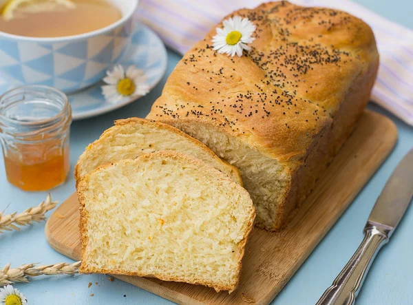 Pan blanco trenzado brioche jalá con semillas de amapola —  Fotos de Stock