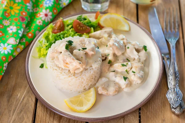 Chicken in cheesy creamy sauce served with rice — Stock Photo, Image