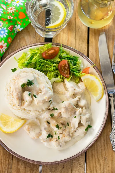 Chicken in cheesy creamy sauce served with rice — Stock Photo, Image
