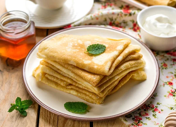 Stack of thin pancakes crepes bliny served with honey — Stock Photo, Image