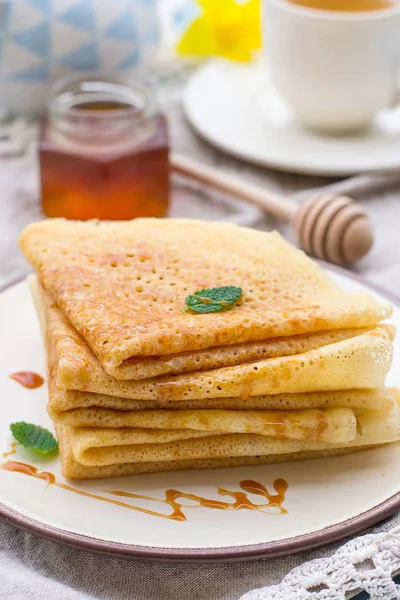 Stack of thin pancakes crepes with caramel topping — Stock Photo, Image