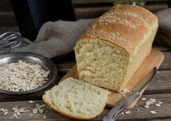 Homemade wheat bread with oats and sesame seeds — Stock Photo, Image