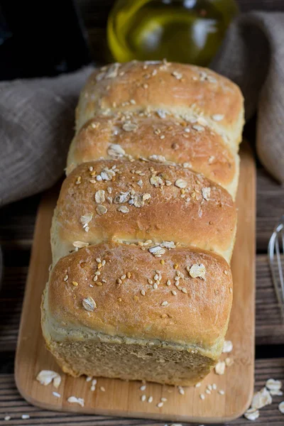 Pan de trigo casero con avena y semillas de sésamo —  Fotos de Stock