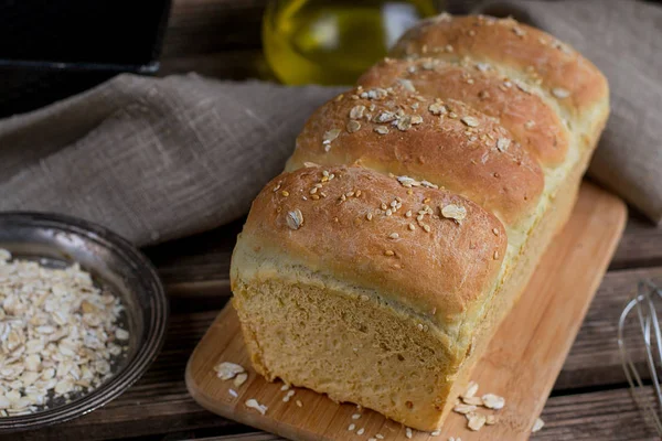 Homemade wheat bread with oats and sesame seeds — Stock Photo, Image