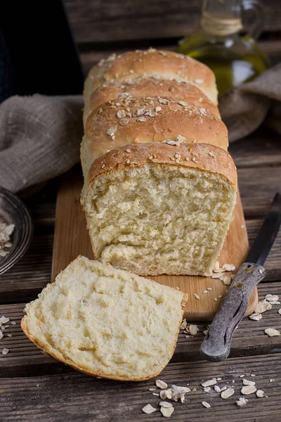 Pan de trigo casero con avena y semillas de sésamo — Foto de Stock