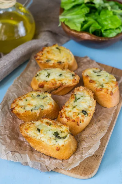 Homemade knoflook brood met geraspte kaas en peterselie — Stockfoto