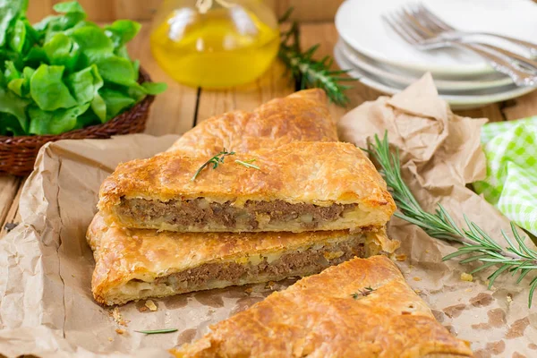 Pastel de carne con hojaldre, carne picada y patatas — Foto de Stock