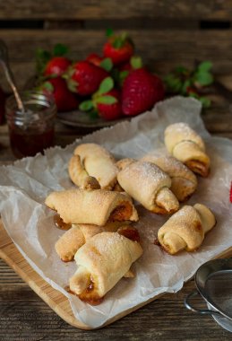 Hilal şeklinde tatlı shortcrust pasta kruvasan dolu