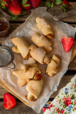 Hilal şeklinde tatlı shortcrust pasta kruvasan dolu