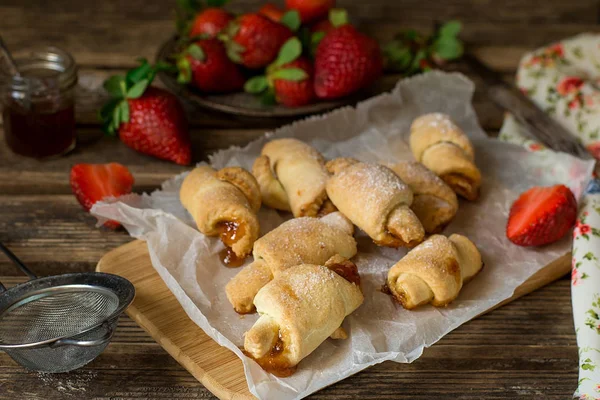 Sladký křehké pečivo croissanty Srpek tvaru naplněné — Stock fotografie